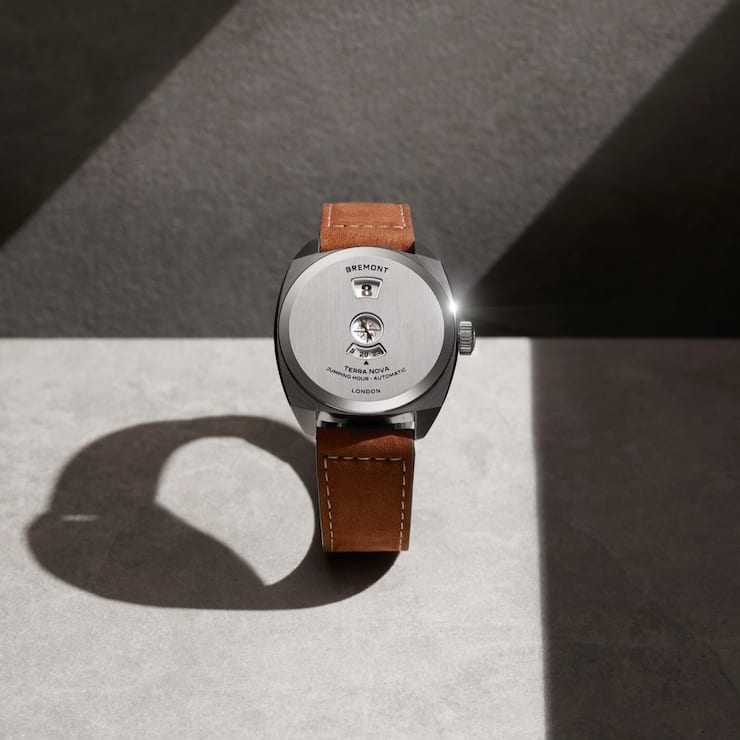 <p>Die Uhr aus Stahl mit springender Stunde vereint Handwerkskunst und Präzision.</p>