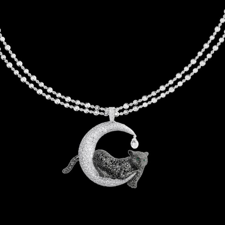 <p>Anhänger mit schwarzen und weissen ­Diamanten aus der Red-Carpet-Kollektion von ­Chopard: Ein Panther ruht auf einer ­Mondsichel.</p>