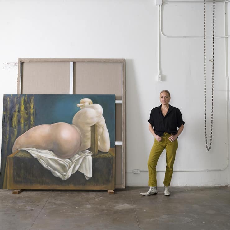 <p>Die in Los Angeles lebende Künstlerin Louise Bonnet neben ihrem Werk  «Figure with Satin Drapery», 2023.</p>