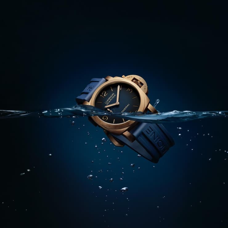 <p>Die Luminor Marina im Bronze-Gehäuse verkörpert die klassischen Merkmale der Marke: Grösse, Robustheit und klares, funktionales Design.</p>