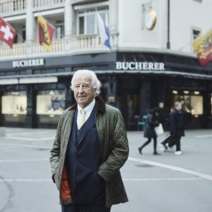 <p>Star-Anwalt Urs Mühlebach, im Hintergrund eine Bucher-Filiale in Luzern.</p>