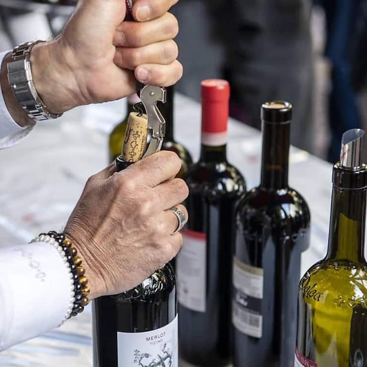 <p>Richtig Wein trinken: Am Business-Dinner kredenzen Führungspersonen gerne eine gute Flasche Wein.</p>
