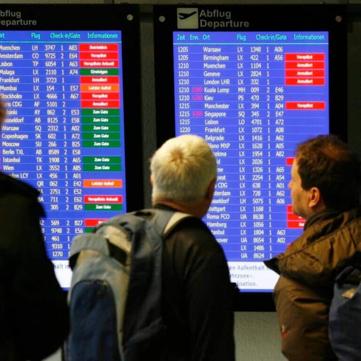 <p>72 Prozent der stornierten Flüge aus der und in die Schweiz waren Abendflüge. Im Vergleich zu Morgen- und Mittagsflügen besteht für Abendflüge ein um 20 Prozent höheres Risiko, dass sie storniert werden.</p>