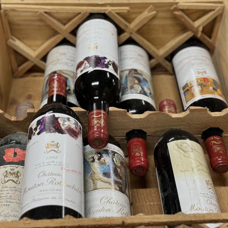 <p>Die Mouton-Rothschild Etiketten erzählen auch die Geschichte zeitgenössischer Kunst und sind im guten Zustand begehrte Sammler-Objekte.</p>