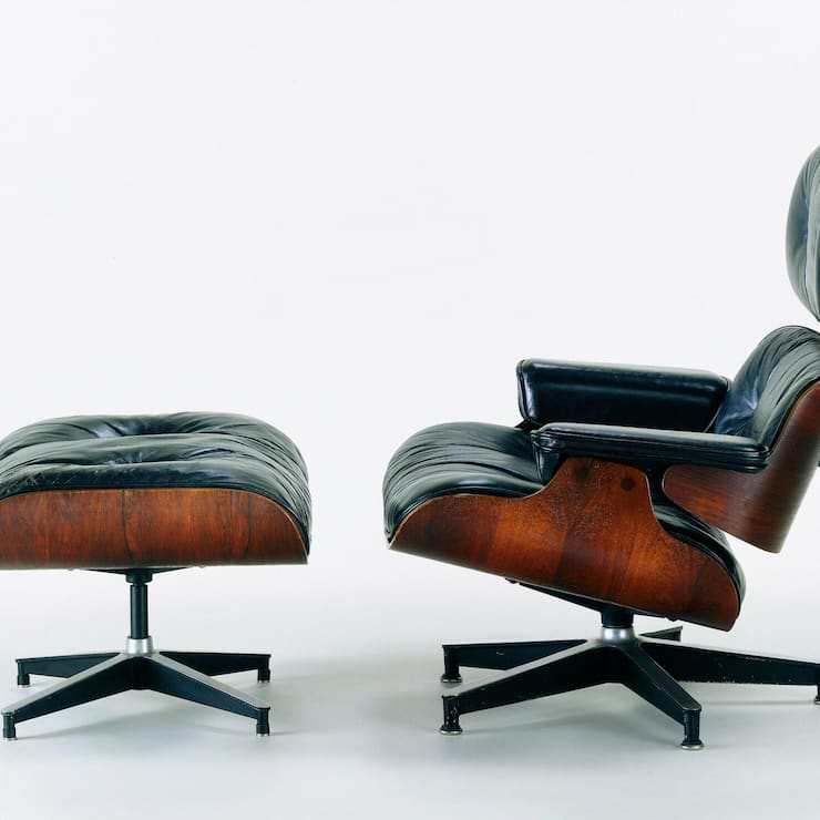 <p>Der Eames Lounge Chair ist klassisch aus Leder und gestreiftem Palisanderholz – modernere Varianten sind aus hellem Holz und mit Stoffbezug bekleidet.</p>