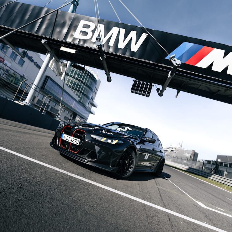 <p>Mit einer Zeit von 7:29,490 Minuten auf der Nordschleife des Nürburgrings ist der BMW M3 CS Touring der schnellste Kombi der Welt.</p>