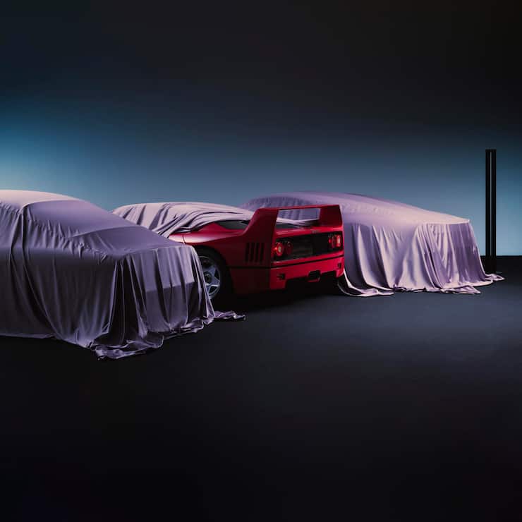 Es gibt viele in der Schweiz, teils mit Hunderten Autos. Hier ein Blick in Imwinkelrieds Garage. Der Heckflügel gehört zu einem Ferrari F40.