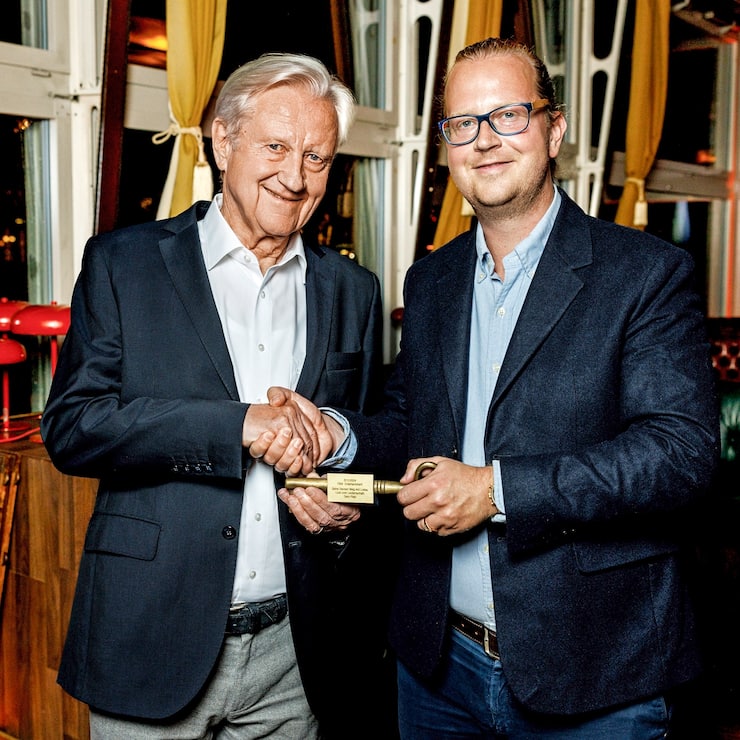 SchlüsselübergabeFreddy Burger überträgt seine Firma komplett seinem Sohn Oliver.