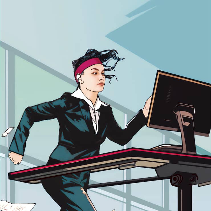 Business Frau im Anzug auf Laufband