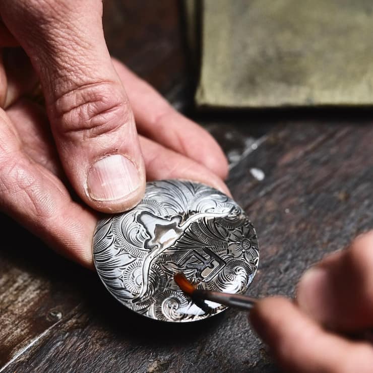 <p>Ralph Lauren lanciert zwei neue Uhrenmodelle als Tribut an den Wilden Westen. Die Zeitmesser zeichnen sich durch aufwendige Handarbeit aus.</p>