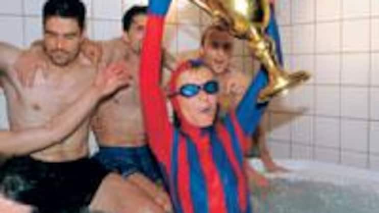 Akribisch geplant: Gigi Oeris Bad im Whirlpool der Spieler an der FCB-Meisterfeier 2002. (Foto: RDB / Blick-Sport / Foto Marty)
