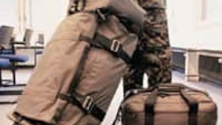 Schwer wiegt der neue Armee-F- Sack. Outboter hilft. (Foto: Peter Gerber)