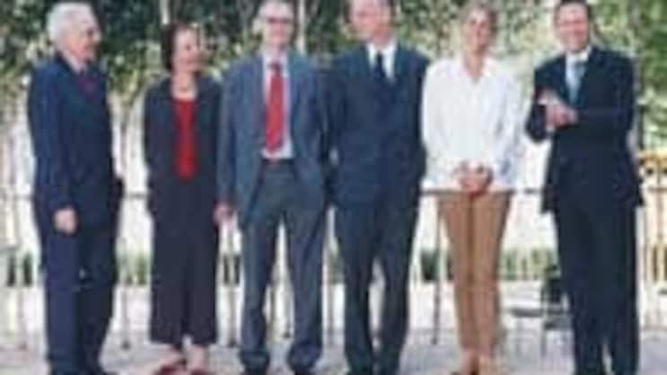 Das Novartis-Team (von links): Raymund Breu, CFO; Karen Huebscher, Head of Investor Relations; Malcolm Cheetham, Head of Financial Reporting; Klaus Böcker, Head of Corporate Branding, Projektleiter Geschäftsbericht; Cornelia Reinhard, Designerin, Com.Factory; Daniel Vasella, Präsident und CEO.
