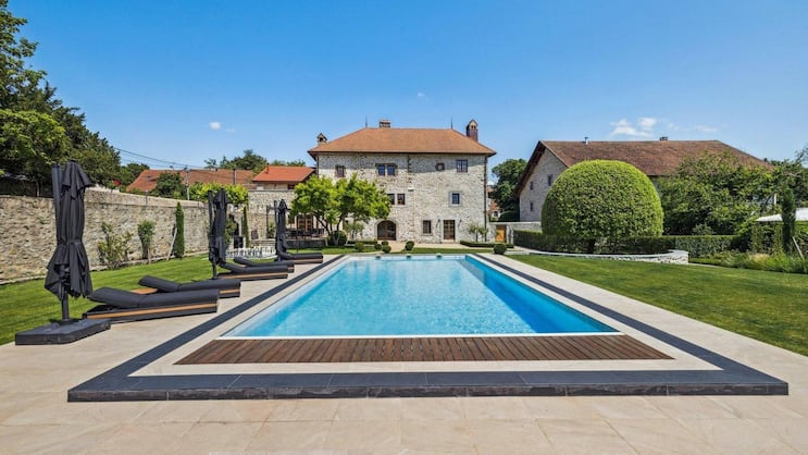 Das Schloss mit Pool bei Genf ist für 12,5 Millionen Franken erhältlich.