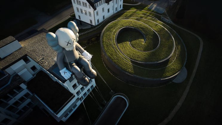 «Companion», die Signature-Figur von KAWS, sitzt auf dem Dach des Hauptsitzes von Audemars Piguet.
