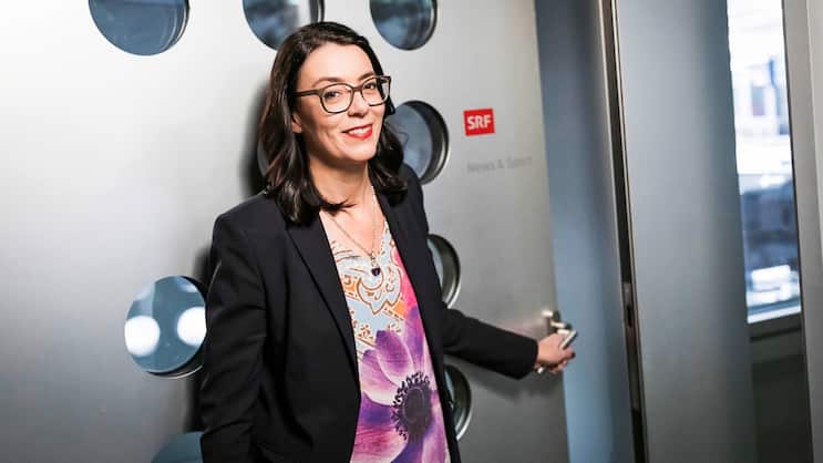 Zwischen Sparprogrammen, digitaler Transformation und politischen Vorgaben: Seit rund einem Jahr lenkt Nathalie Wappler die Geschicke des Schweizer Radios und Fernsehens.