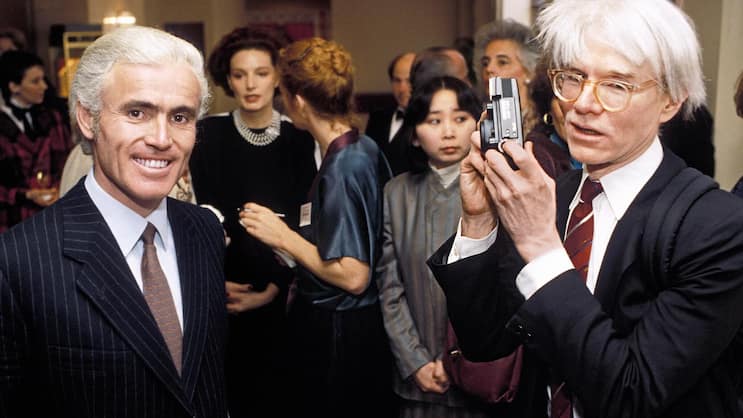 Andy Warhol (rechts) ist kurz davor, Yves Piaget an einem Event zu fotografieren (Washington DC, 1984).