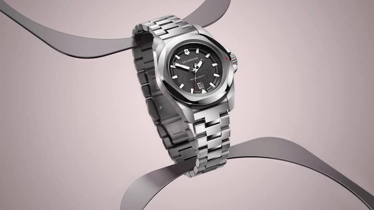 Die INOX Automatic im Gehäuse aus Edelstahl und schwarzem Zifferblatt.