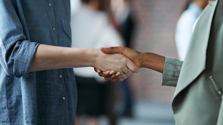 Handschlag Geschaeftsleute Verhandlung