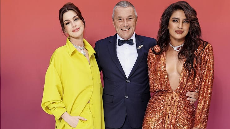 Bulgari-CEO Jean-Christophe Babin lässt Botschafterinnen für die Marke sprechen. Hier mit den Ambassadorinnen Anne Hathaway (l.) und Priyanka Chopra Jonas.