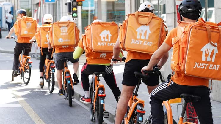 Lieferdienst Just Eat bringt nicht nur Pizzas und Burger, sondern neu auch Lebensmittel vom Supermarkt nach Hause.