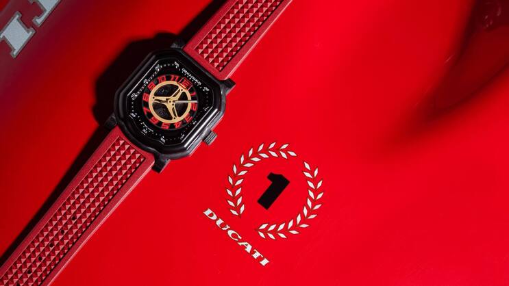 Die Uhr Gerald Charles Maestro 4.0 Ducati 30° Anniversario 916 vereint zwei Welten in einem Zeitmesser.