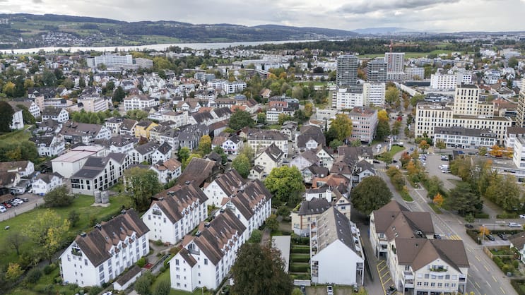 Häuser in Uster ZH: Die Hypothekarsätze haben über fast alle Laufzeiten hinweg spürbar nachgegeben.