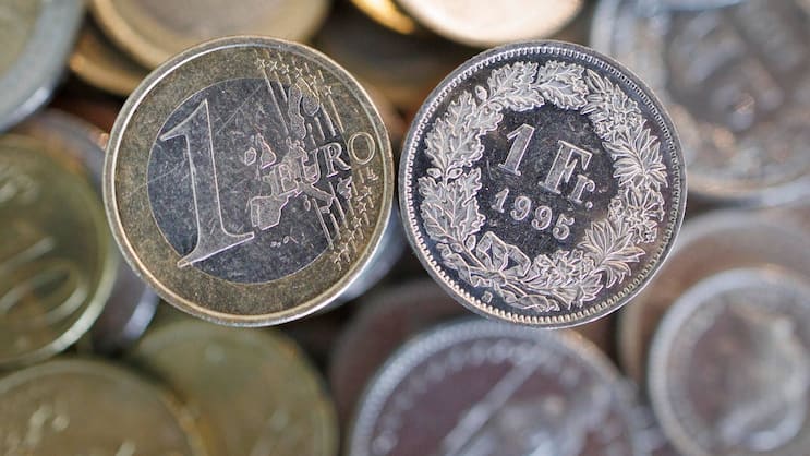 Der Euro hat am Dienstag zum Franken den tiefsten Stand der Geschichte erreicht.