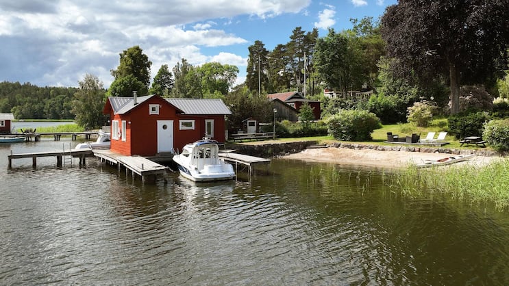 Das Bootshaus gehört zu einer Villa mit einer Fläche von 145 Quadratmetern und fünf Zimmern. Der Preis liegt bei rund 1,45 Millionen Franken (Sotheby’s).