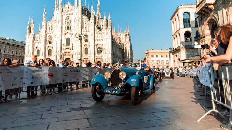 Das ist die Mille Miglia: Autos mit Jahrgang 1927 bis 1957 fahren durch Italiens Städte und Landschaften. Hier zeigen sie sich als Parade mitten in Mailand.