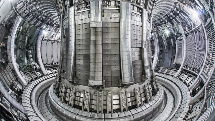 Kraftzentrum: Das Innere eines Tokamak-Reaktors wird im Betrieb auf 100 bis 200 Millionen Grad aufgeheizt.