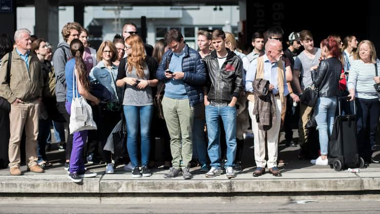 Menschen warten am Zuggleis: Der Hype um das Wort «Dichtestress» vor Volksabstimmungen startet 2014