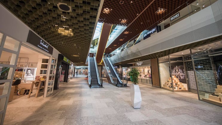 Die Mall of Switzerland hat in der Regel nur wenig Publikumsverkehr. Mit dem Einzug von Läden wie Zara, Stradivarius und Pull and Bear soll sich das ändern.