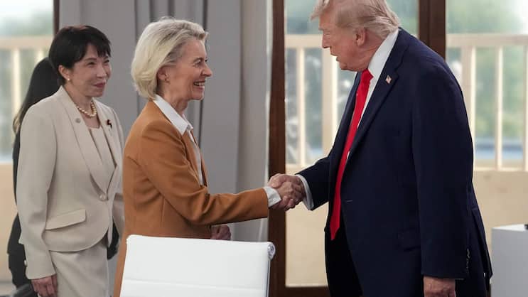 Zoll-Einigung: EU-Kommissionspräsidentin Ursula von der Leyen und US-Präsident Donald Trump geben sich beim G7-Gipfel die Hand.