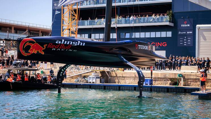 Nach grosser Inszenierung bei der Präsentation und nach der Taufe auf «BoatOne» wird das Rennboot des Schweizer Teams Alinghi Red Bull Racing im April in Barcelona ins Wasser gelassen.