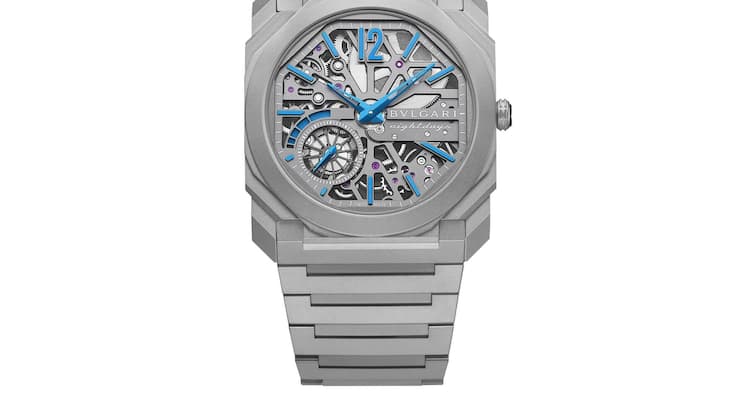 Die Titanium-Uhr besticht durch blaue Indexe und Zeiger, die je nach Lichteinfall schimmern.