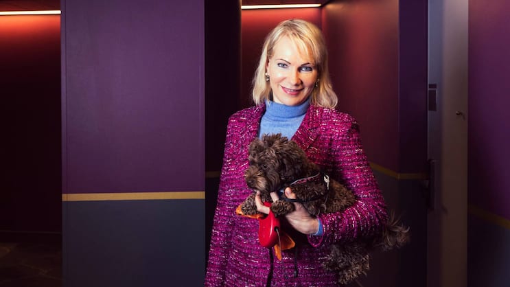 Margarita Louis-Dreyfus, Präsidentin des Agrarhandelskonzerns Louis Dreyfus Company, mit ihrer Hündin Vesna.
