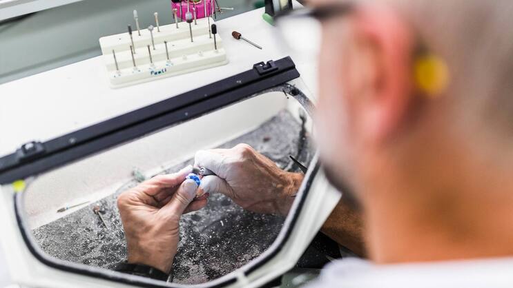 Retailer mit eigener Produktion: Neuroth verkauft Hörgeräte aller Hersteller. Den Teil, der dafür sorgt, dass das Gerät bequem im Ohr sitzt, produziert die Firma selber.