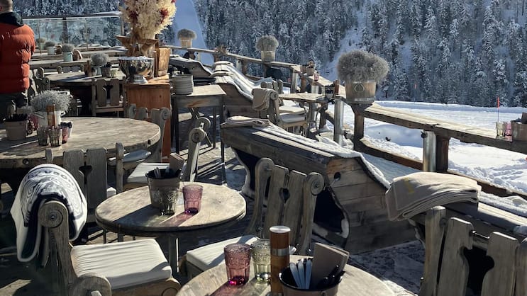 Über den Stuhllehnen und auf den Bänken der «Chez Vrony»-Terrasse liegen Breitling-Decken bereit.