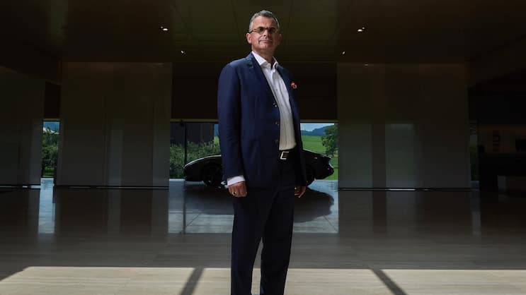 Beat Imwinkelried in seinem neuen Showroom in Niederwil, wo früher Aston Martins verkauft wurden.