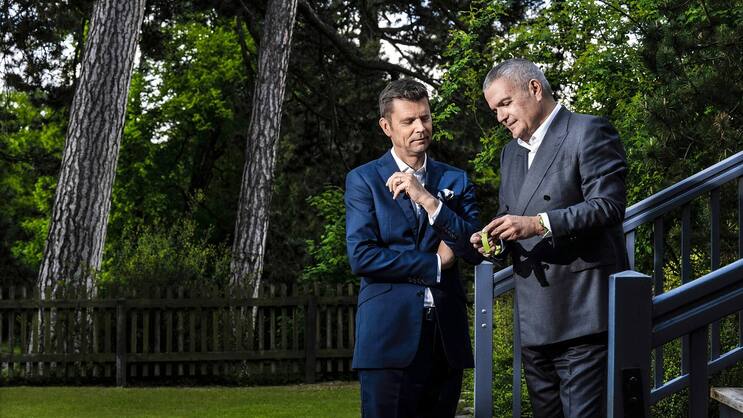 Hublot-Chef Ricardo Guadalupe erklärt Nespresso-Chef Guillaume Le Cunff (links) die Finessen der gemeinsam entwickelten Uhr, die zum Teil aus Kaffeekapseln und -satz gefertigt wurde.
