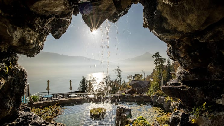 Auf dem coolsten Roadtrip der Schweiz machen wir unter anderem Halt bei den St.-Beatus-Höhlen im Berner Oberland. Das weitverzweigte Höhlensystem gehört zu den grössten des Landes.