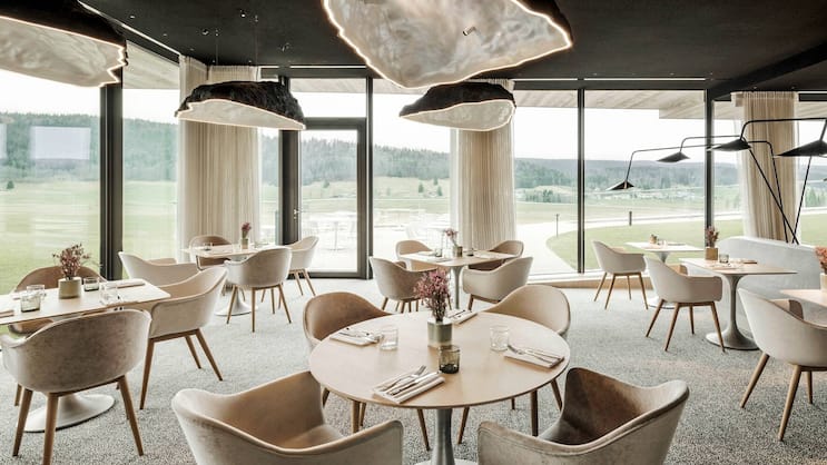 Blick in die Brasserie Le Gogant – die grossen Lampenschirme sind Modelle der Seebassins im Tal.