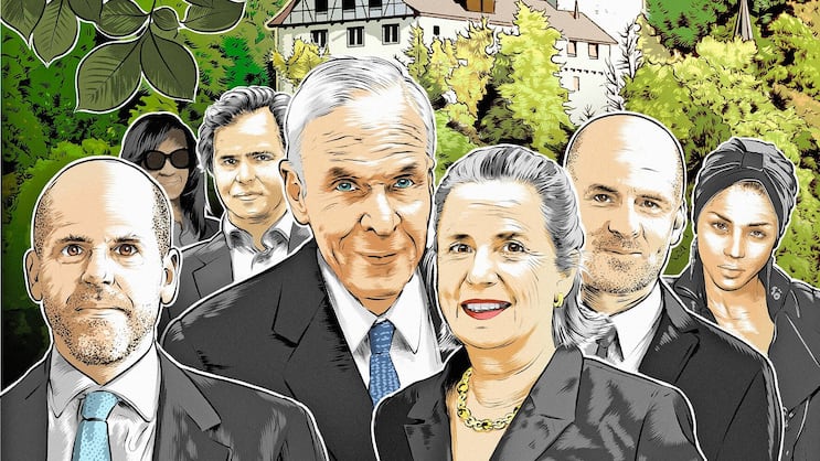 Diskreter Clan: August von Finck mit Gattin Francine (Mitte), links von ihm seine Kinder August François, Maria Theresia und Luitpold (von links). Rechts: Sohn Maximilian mit Gattin Ana Paula, einem brasilianischen Model. Im Hintergrund die Schweizer Residenz, Schloss Weinfelden im Thurgau.