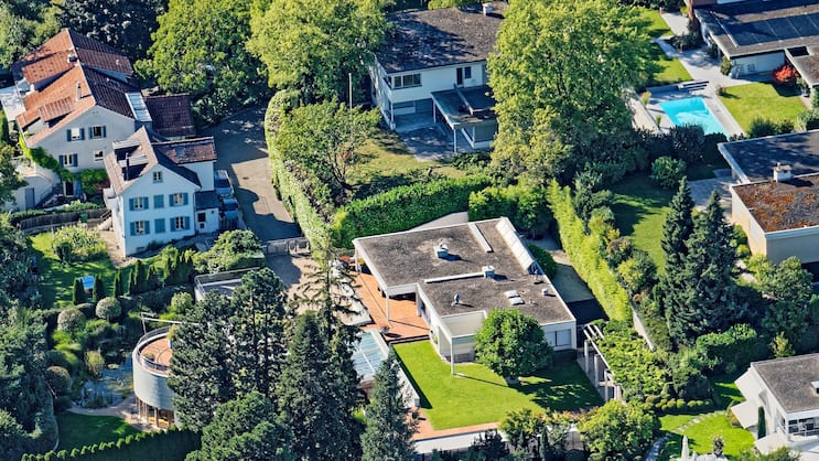 Das Grundstück von Iqbal Khan (im Bild in der Mitte oben) in Herrliberg über dem Zürichsee grenzt direkt an jenes von Tidjane Thiam, CEO der Credit Suisse (in der Mitte unten).