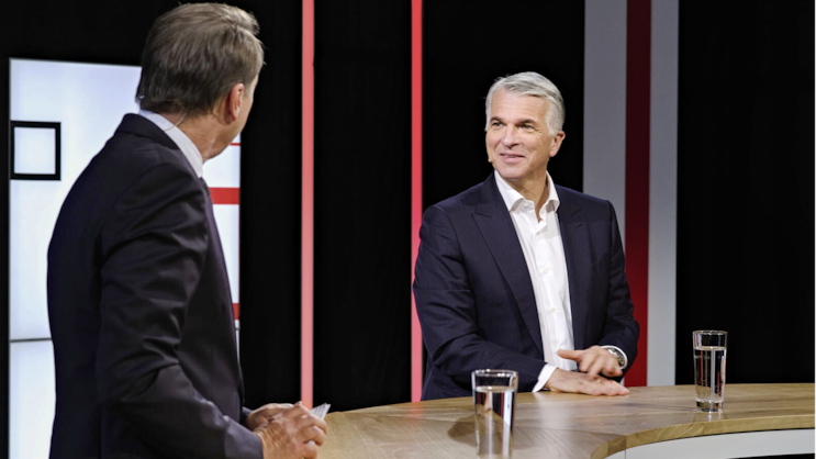 Schärfere Aufsicht, bitte: Sergio Ermotti (r.) fordert im Gespräch mit Dirk Schütz härtere Ahndung bei grober Fahrlässigkeit.