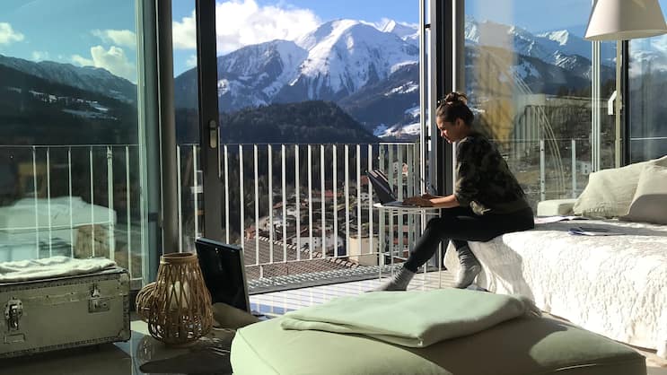 Arbeiten mit Sicht auf die Berge: Die Schweiz wird als Standort für Workation beliebter.