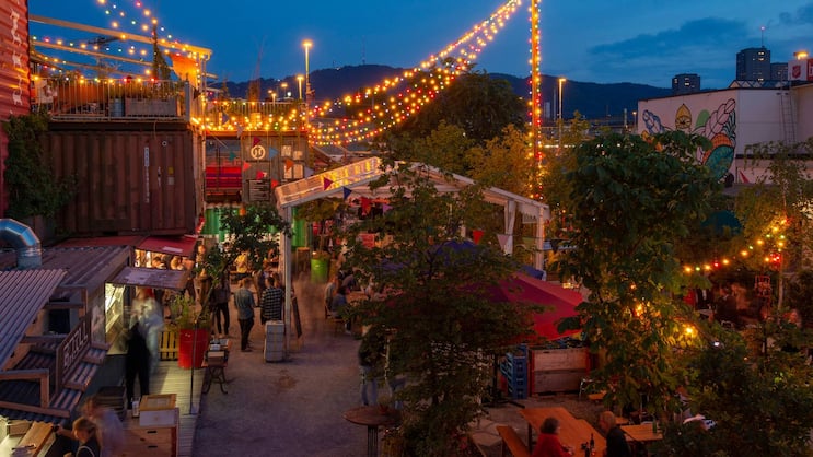 Zürich: Die grösste Stadt der Schweiz hat alles zu bieten – Jobs, Wohnraum, gute Hochschulen, Läden, Bars sowie ein breites Kultur- und Freizeitangebot.