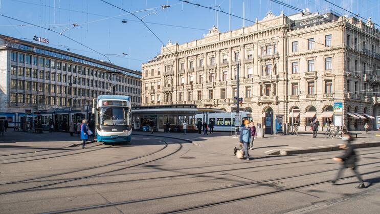Nach dem Verkauf der meisten selbst gehaltenen Immobilien sind nur noch wenige Gebäude im Besitz der Bank. Ein Verkauf des Hauptsitzes am Paradeplatz (Bild) gilt als Tabu.
