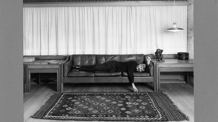 Möbeldesigner Børge Mogensen testet das von ihm 1962 entworfene Ledersofa 2213 aus der 22er-Serie.